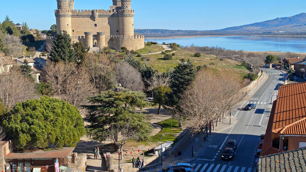 La Comunidad de Madrid organiza 90 visitas guiadas a Manzanares El Real para compensar el cierre del castillo