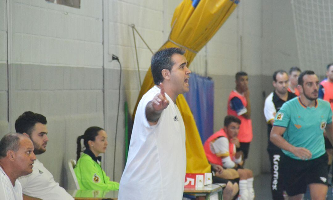 Juanma Bermejillo dirigiendo al Dénia Futsal.