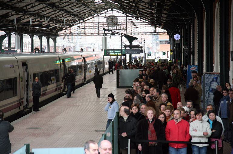 La estación de trenes Campo Grande-Valladolid, abarrotada de gente esperando la llegada del AVE inaugural (22-12-2007)