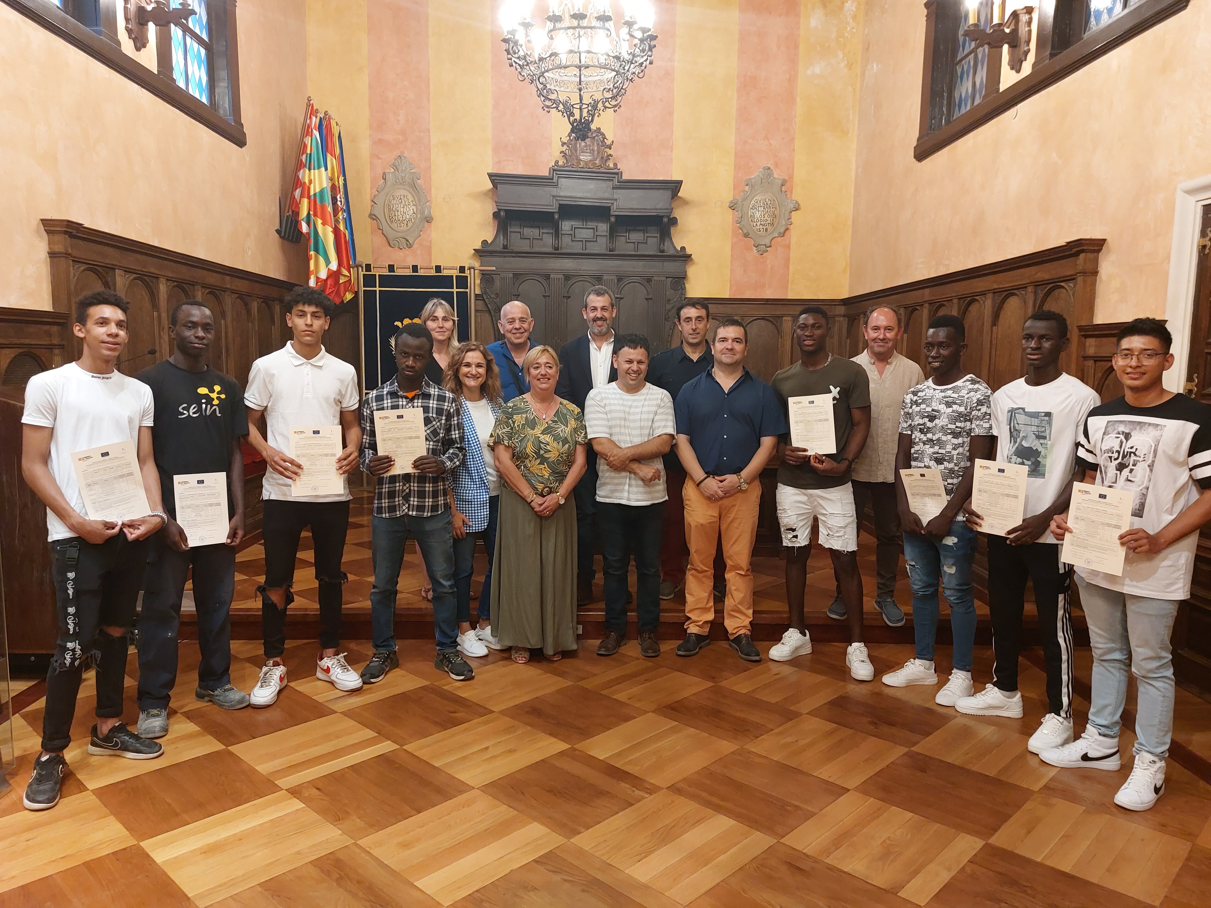 Jóvenes estudiantes han recibido su diploma en el Ayuntamiento de Huesca