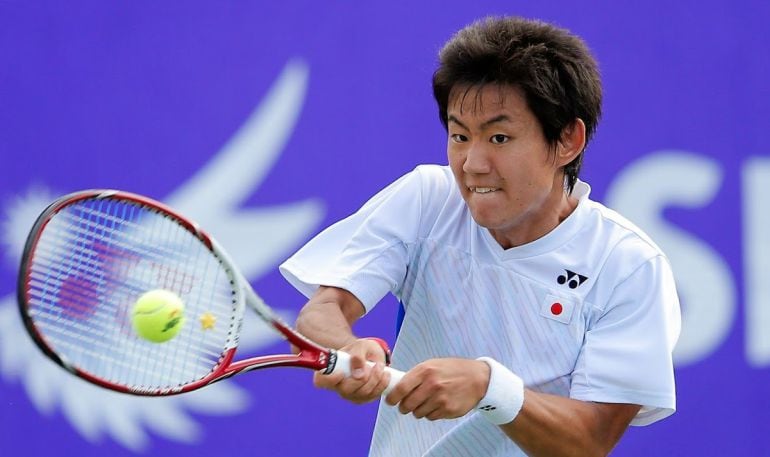 Nishioka devuelve una bola de revés en la última edición de los Asian Games