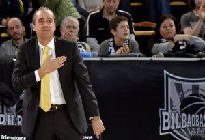 GRA053 BILBAO, 3/1/2016.-El entrenadoir del Bilbao Basket, Txus Vidorreta , agradece la ovación que le tributó el público asistente al partido de la jornada catorce de la Liga Endesa que el Bilbao Basket y el Tenerife Iberostar han disputado hoy en Bilbao