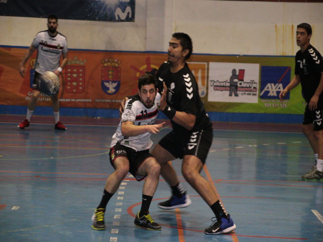 Javier Frelijj en su primer partido con la camiseta del San José Obrero.