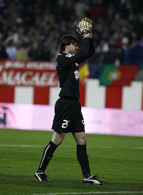 Leo Franco saluda al público del Calderón tras vencer al Barça