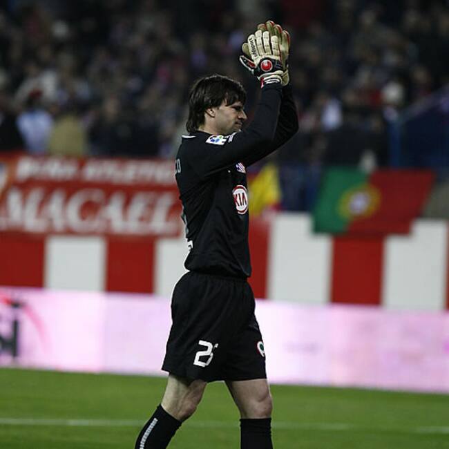 Leo Franco saluda al público del Calderón tras vencer al Barça