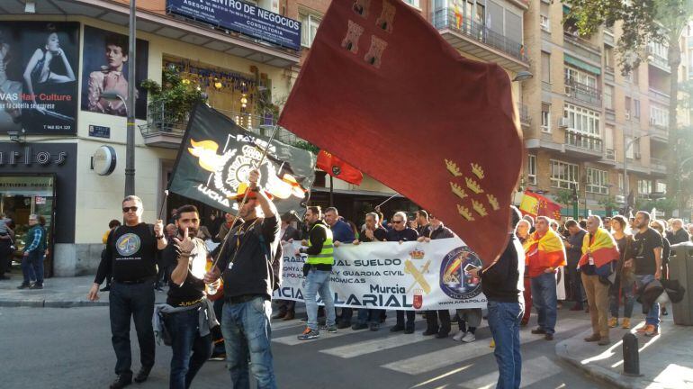 2.000 policías y guardias civiles se manifestaron este lunes en Murcia por la equiparación salarial con las policías autonómicas.