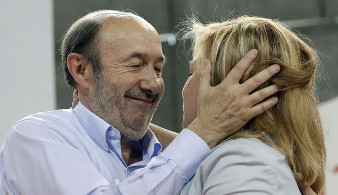 Rubalcaba y Elena Valenciano, en el mitin de cierre de campaña en Madrid.