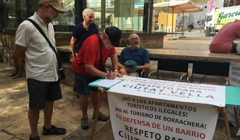 Vecinos de Ciutat Vella recogiendo firmas en contra de los apartamentos turísticos