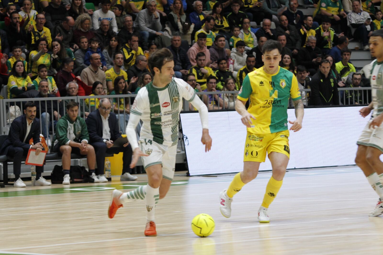 Mati Rosa presiona a Pablo del Moral, jugador del Córdoba, en el Olivo Arena.