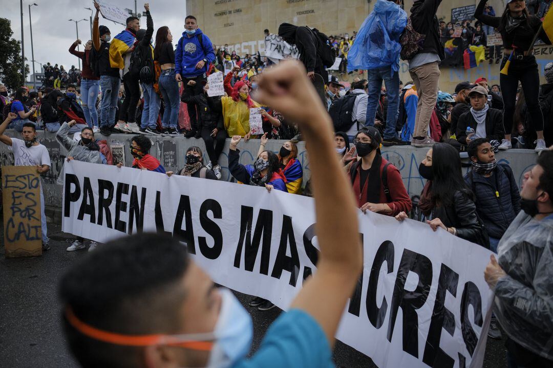 Manifestantes frente al Monumento de Los Héroes, este miércoles en Bogotá.