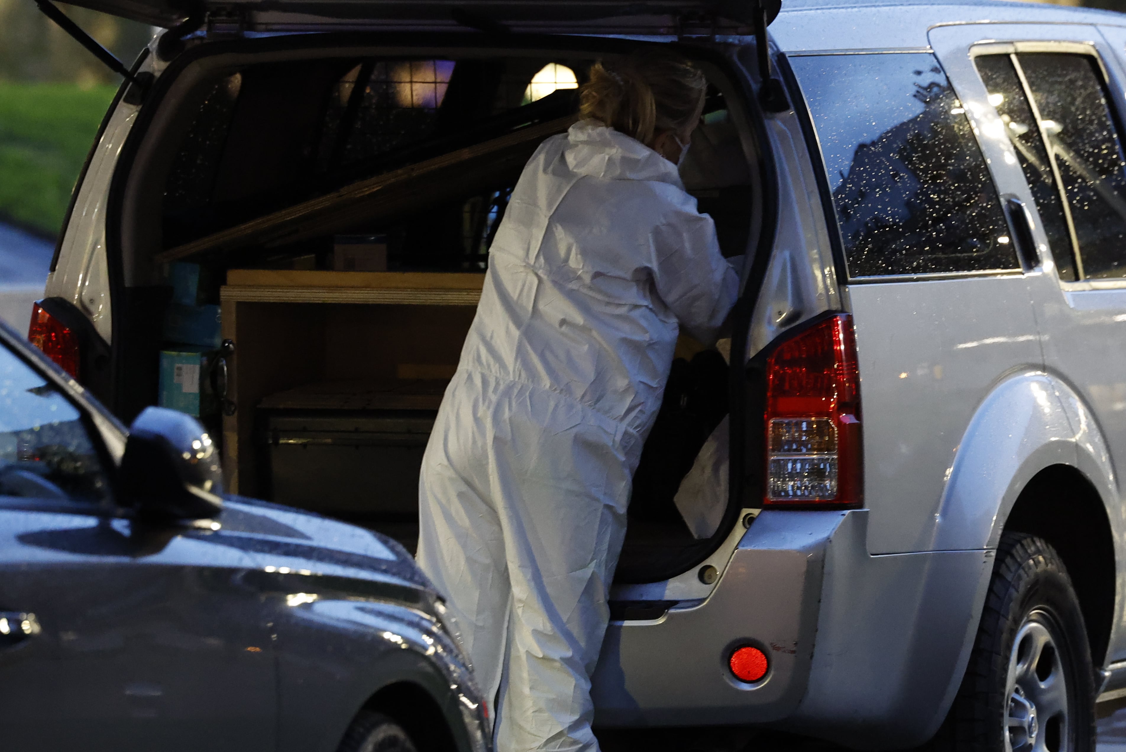 BARAKALDO (BIZKAIA), 22/12/2025.- La Ertzaintza ha conducido esta tarde al detenido por su presunta implicación en la muerte de una mujer en la madrugada del pasado domingo, y continúa con la inspección de la vivienda donde fue hallado el cuerpo de la victima en Barakaldo (Bizkaia). EFE/ Miguel Toña