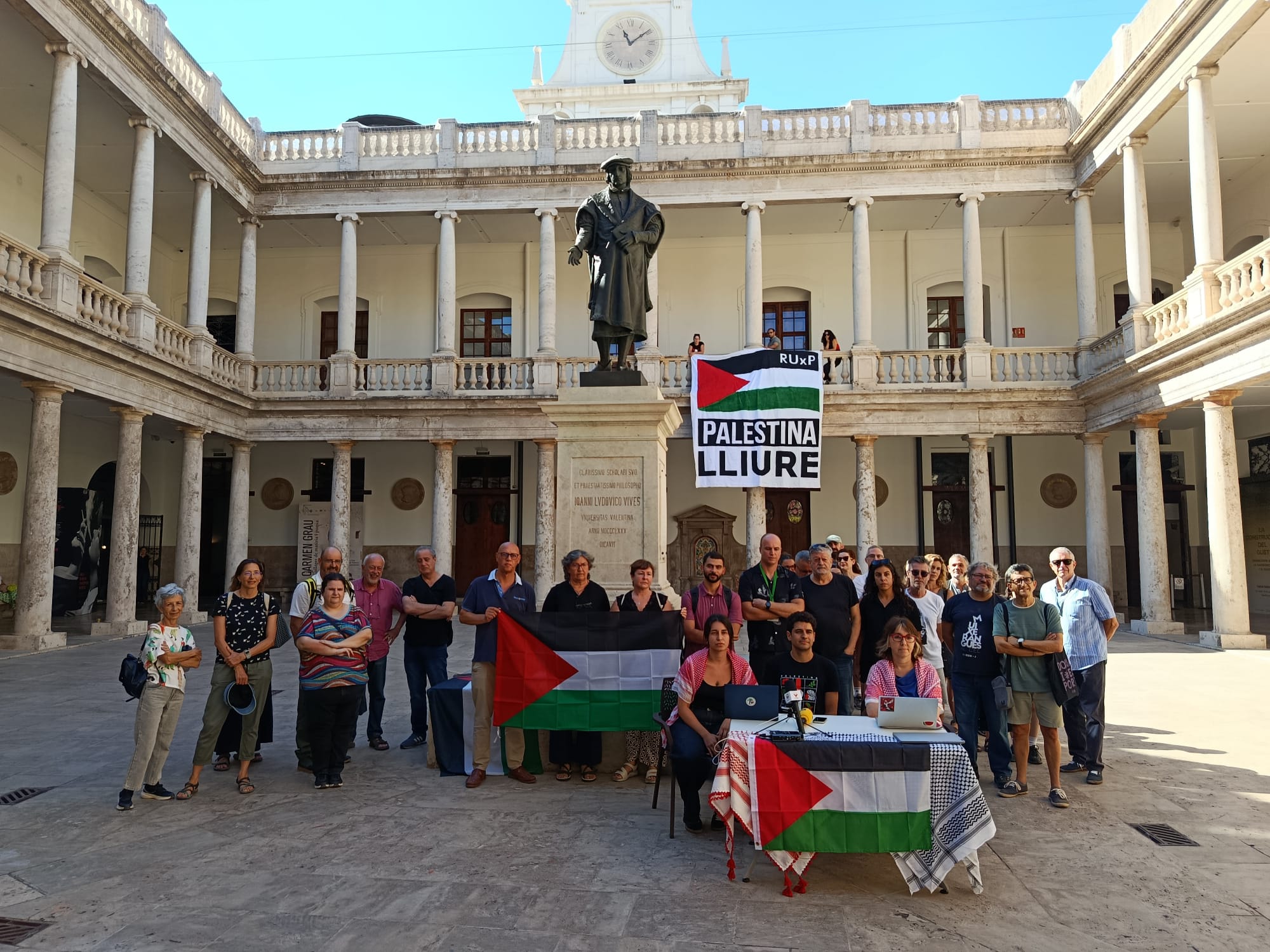 Rueda de prensa para anunciar el encierro de personal docente de la UV y UPV en el edificio de La Nau para protestar contra el genocidio.