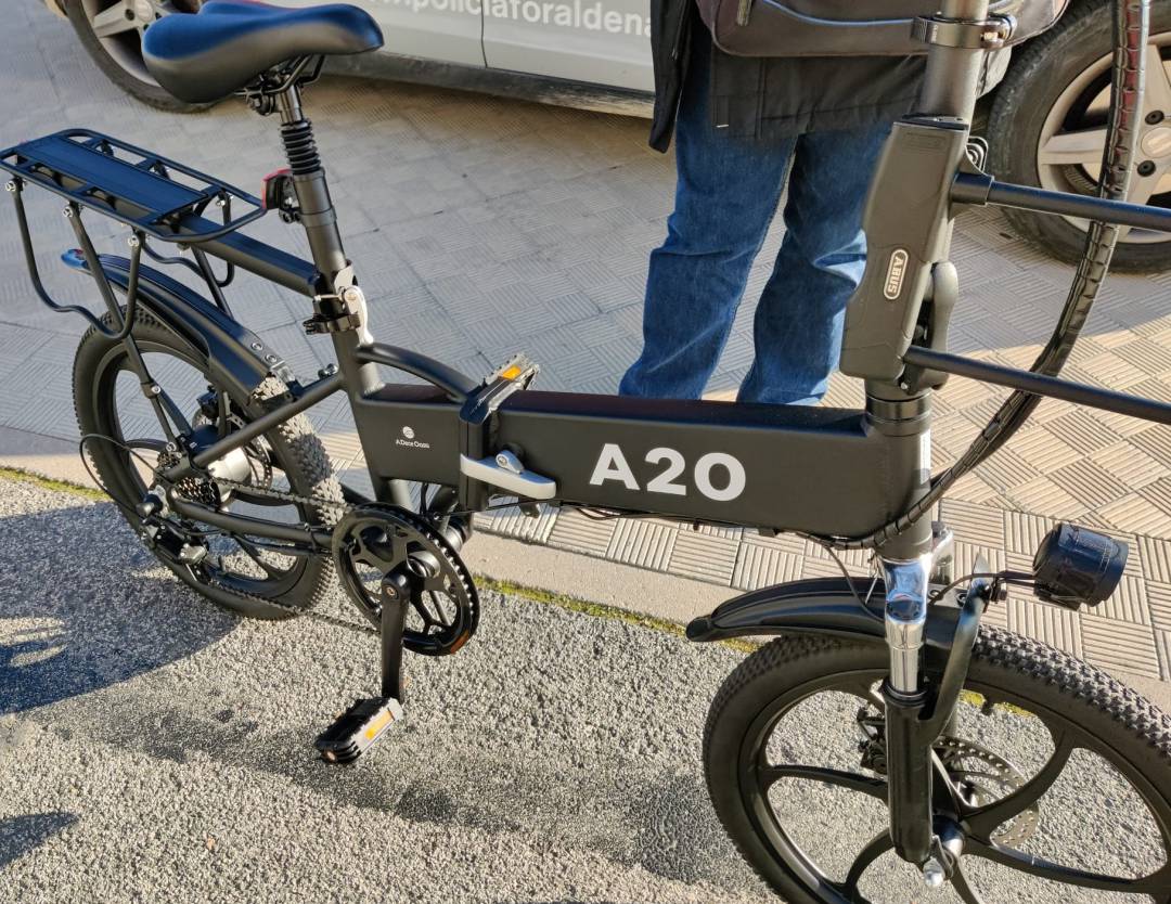 Denunciado en un carril bici de Pamplona por circular en un ciclomotor camuflado de bicicleta