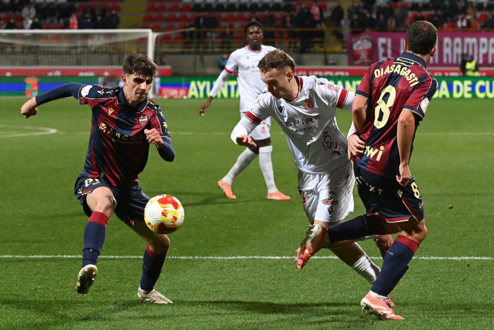 LEÓN, 17/12/2025.- El jugador del UD Levante Jon Ander Olasagasti (dcha) pelea por el balón con el jugador de la Cultural Leonesa Rafael Tresaco, durante del encuentro correspondiente a los dieciseisavos de final de la Copa del Rey que disputan hoy miércoles en el estadio Reino de León. EFE/J. Casares