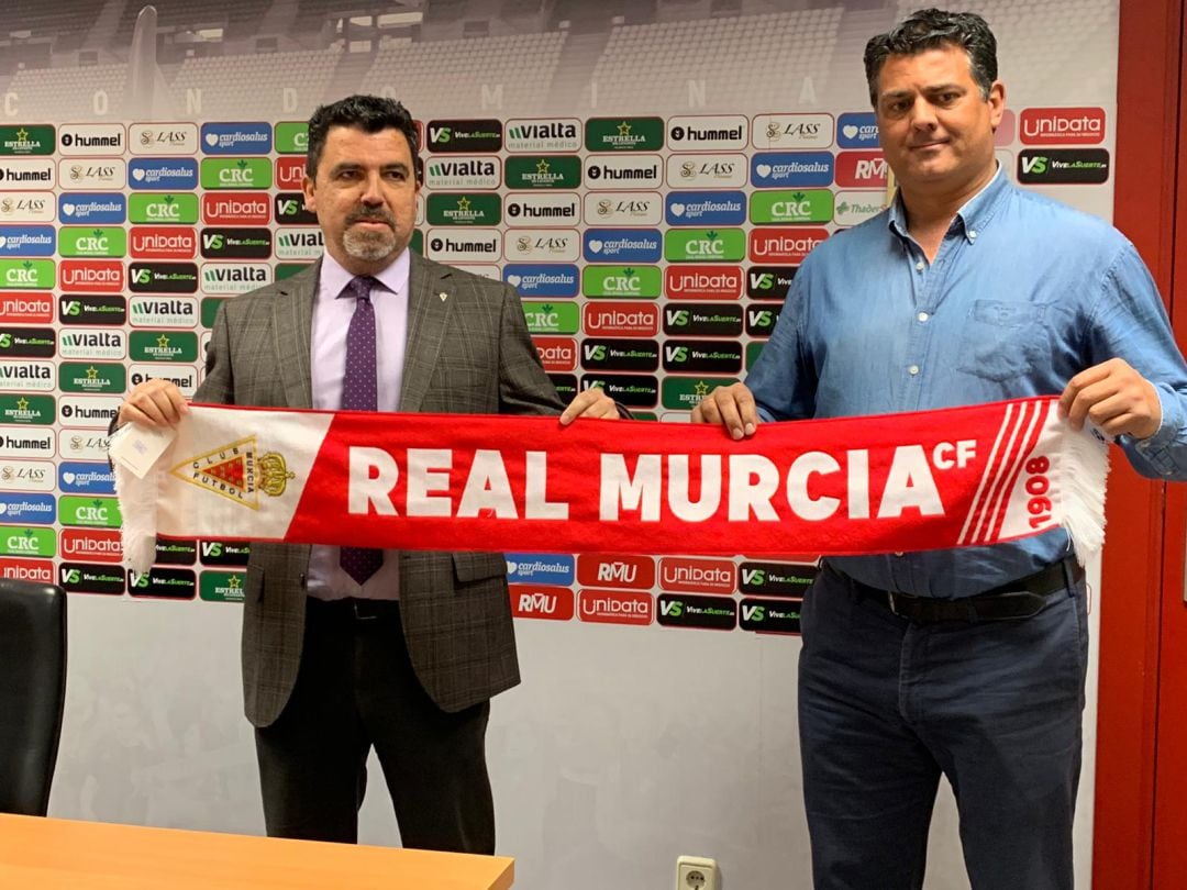 Txema Almela, presidente del Real Murcia, y Julio Algar, nuevo entrenador y director deportivo