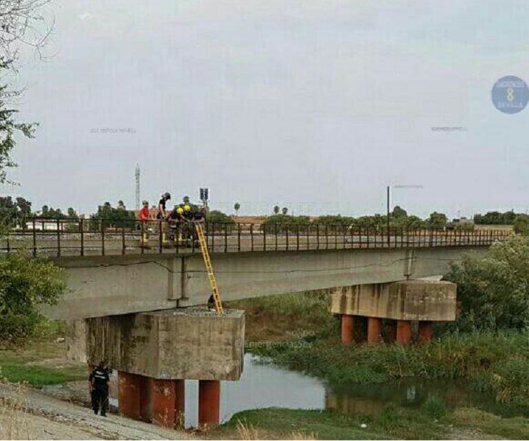 Los bomberos han rescatado a una niña de 12 años que quedó atrapada en un pilar de un puente cuando jugaba con una amiga
