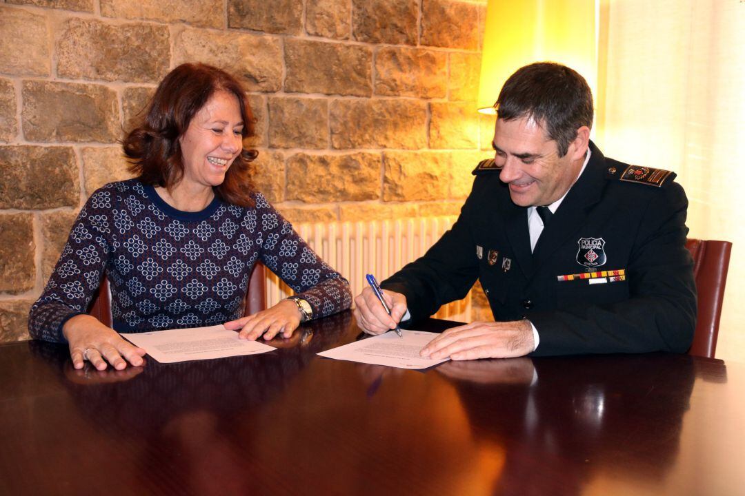 El moment de la signatura de la presa de posessió del nou intendent de la Policia Municipal de Girona, Joan Jou, i l'alcaldessa, Marta Madrenas