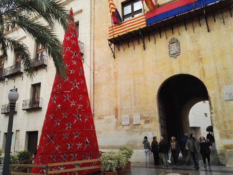 Árbol de Navidad en la palza de Baix