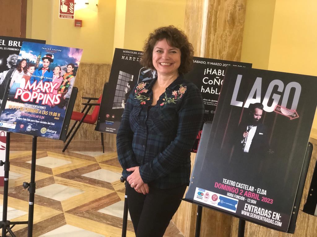 Rosa Vidal, concejala de Teatro presentando la nueva programación en Elda