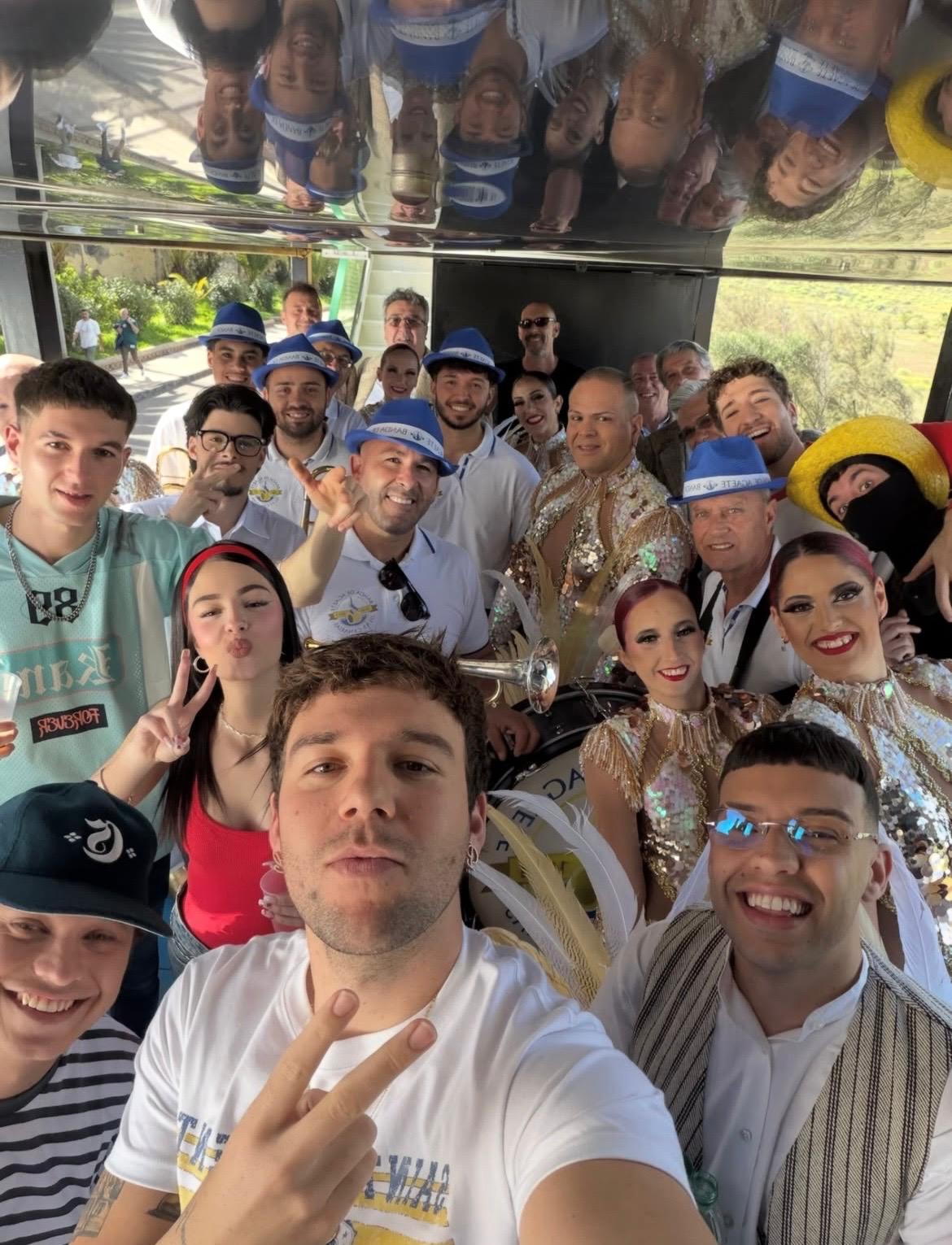Quevedo junto a miembros de la banda de Agaete y Los Gofiones, así como de murgas y comparsas, además de influencers y cantantes