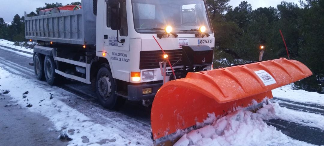 Imagen de una quitanieve trabajando en la provincia el pasado mes de enero