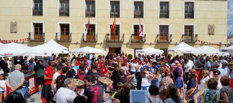 Momento del "mañaneo" en la Plaza del Ayuntamiento de las Fiestas 2015