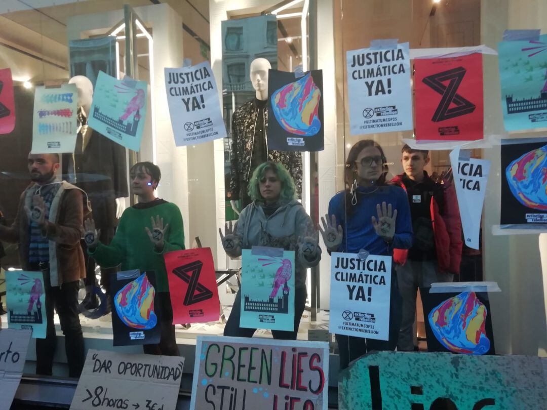 Activistas dentro del escaparate del Zara de Gran Vía