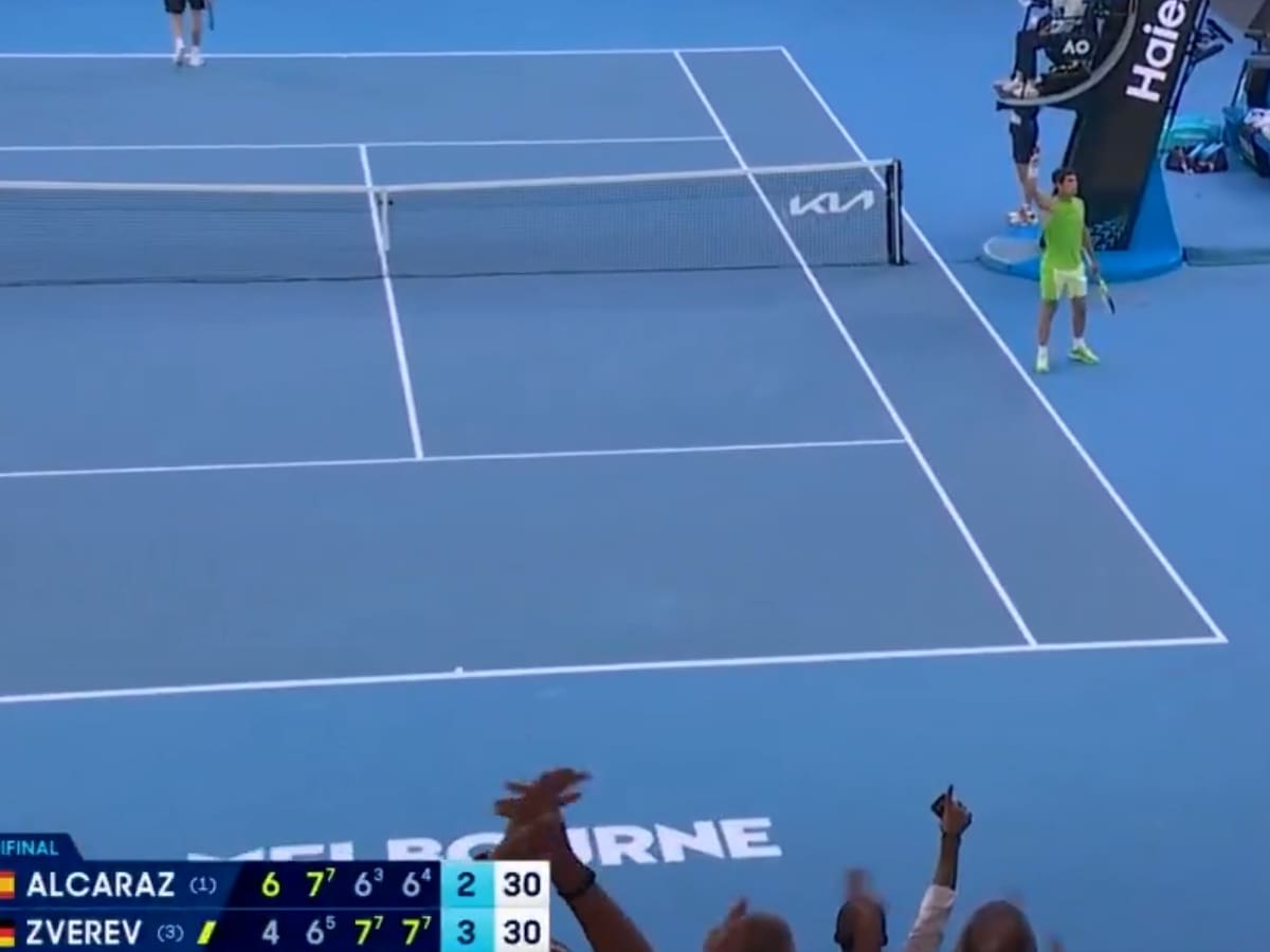 Lo de Alcaraz es de otro mundo: acalambrado, sufriendo ante Zverev... y hace el mejor punto del Open de Australia