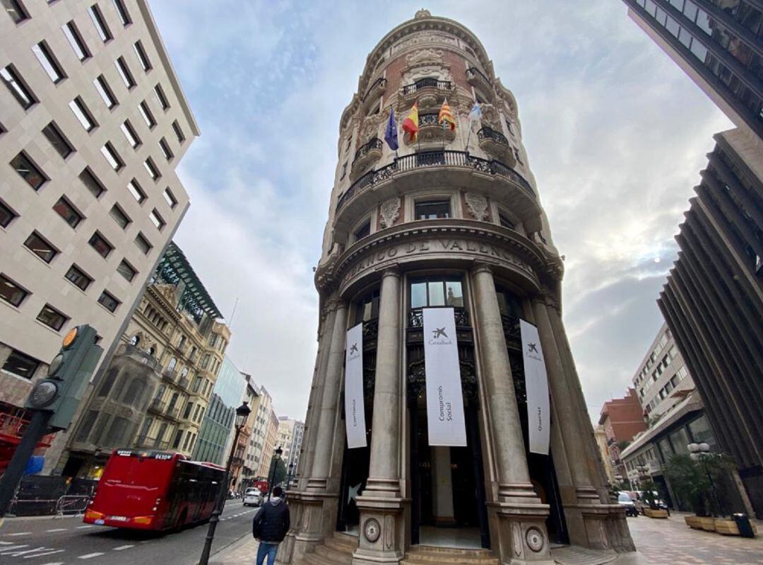 Fachada de la sede de Caixabank, en València, el antiguo Banco de Valencia