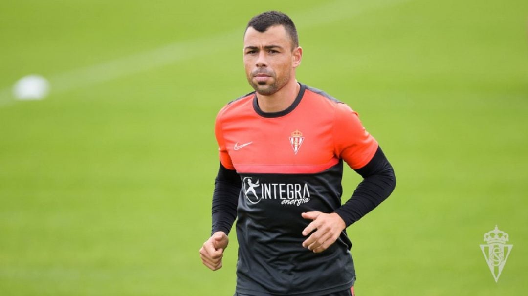 Javi Fuego durante un entrenamiento en Mareo.