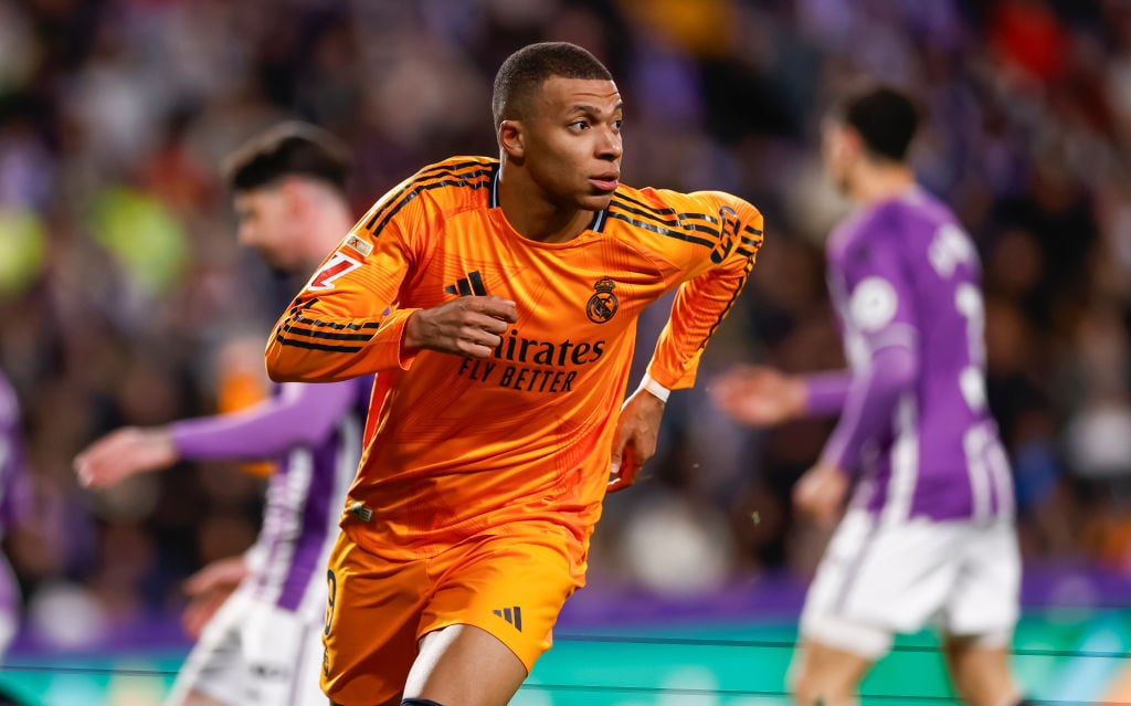 Mbappé celebra su hat-trick ante el Real Valladolid