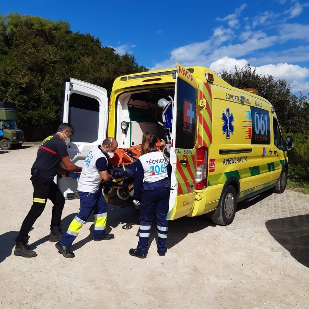 Ambulancia del 061 evacúa a una mujer lesionada.