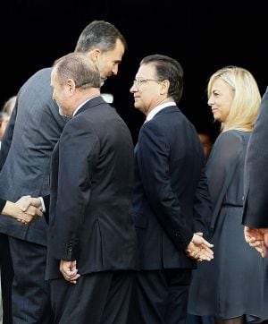 GRA018. ALICANTE, 03/11/2014.- El rey Felipe VI saluda a la alcaldesa de Alicante, Sonia Castedo (d), a su llegada al audotorio de la Diputación de Alicante para presidir la inauguración del XVII Congreso de la Empresa Familiar que se celebra en esta ciudad. EFE/Manuel Lorenzo