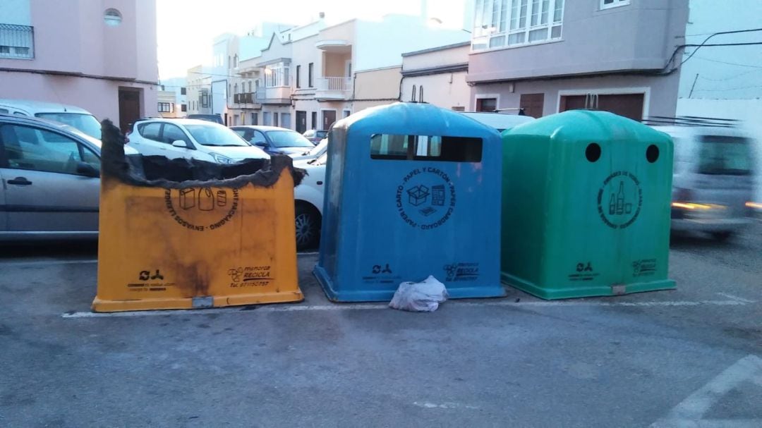 El foc va destrosar un contenidor, però l&#039;actuació dels bombers va evitar  que es propagués.