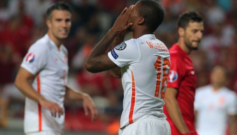 Wijnaldum, jugador de Holanda, se lamenta tras la derrota de Holanda ante Turquía 