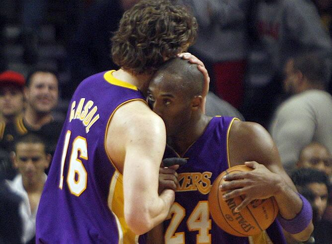 Gasol y Kobe celebran la victoria