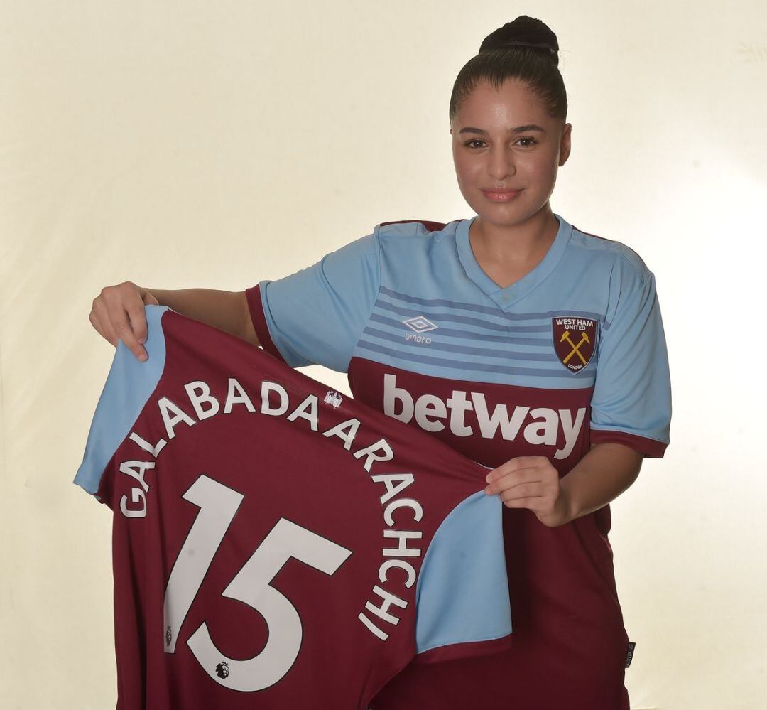Jacynta Galabadaarachchi posa con la camiseta del West Ham.