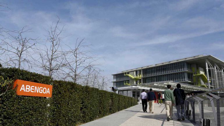 La entrada a un edificio de Abengoa.