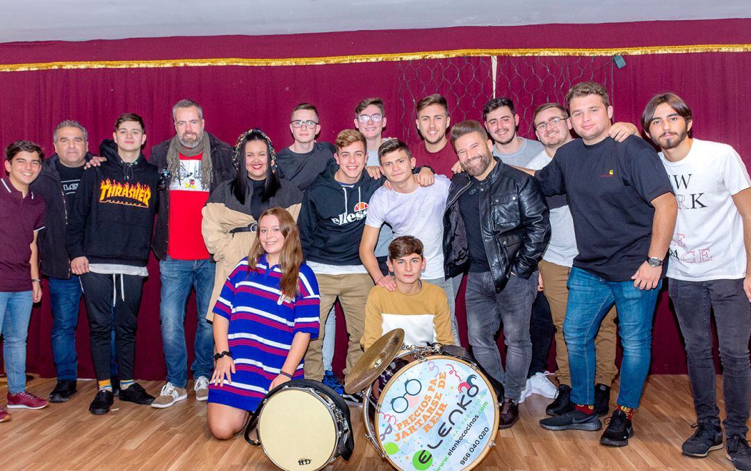 Componentes y autores de la comparsa juvenil 'Las niñas de Catalina'