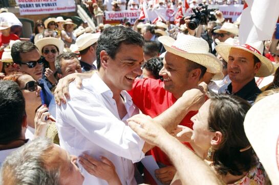 GRA193. VALENCIA, 16/05/2015. El secretario general del PSOE, Pedro Sánchez, saluda a los asistentes durante el mitin celebrado en la plaza de toros de Valencia ante más de 12.000 personas. EFE/Kai Försterling