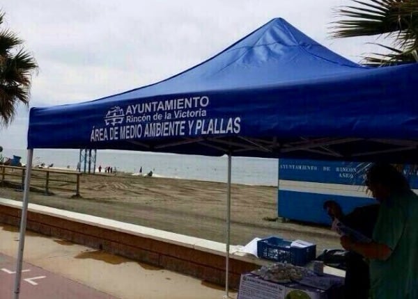 La carpa con el error gramatical ya ha sido retirada de la playa malagueña