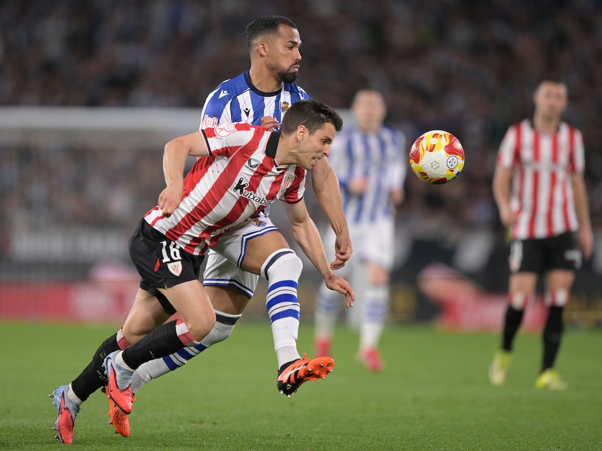Iturralde González, muy crítico con el polémico penalti del derbi copero entre Real Sociedad y Athletic: "Si te lo pitan, te lo comes, pero no puede ser una acción de VAR"