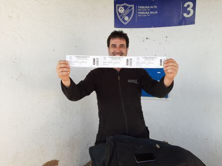 Un vecino de la localidad de Martos, seguidor del FC Barcelona y simpatizante del Linares, posa feliz con sus entradas para el partido. 