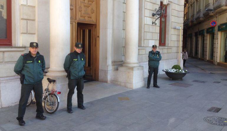 Agentes de la Guardia Civil en la puerta del Ayuntamiento de Reus