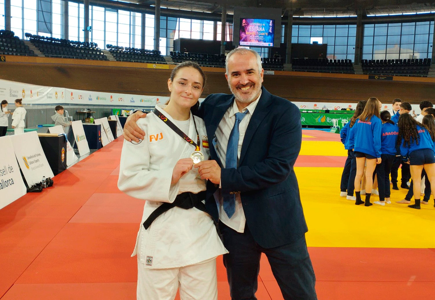 Claudia Sempere y Pau Botella en el final de la competición con la medalla de oro