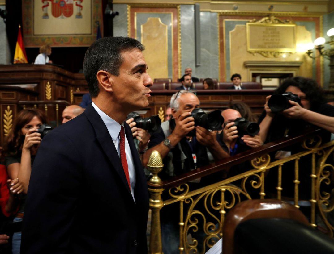 El líder socialista español, Pedro Sánchez, a su llegada al hemiciclo del Congreso durante la primera jornada del debate de investidura, en la que afronta desde este lunes el debate que puede desembocar en su elección como presidente del primer Ejecutivo de coalición en la reciente historia de España, si cuaja el acuerdo de su partido (PSOE) con la coalición de izquierda Unidas Podemos (UP)