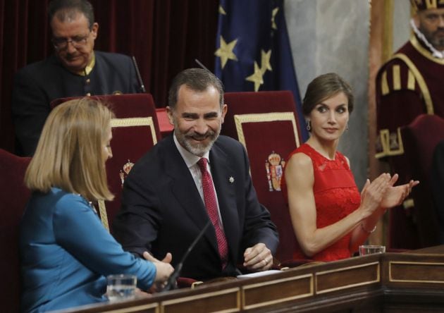 Felipe VI saluda a la presidenta del Congreso, Ana Pastor, en presencia de la reina Letizia.