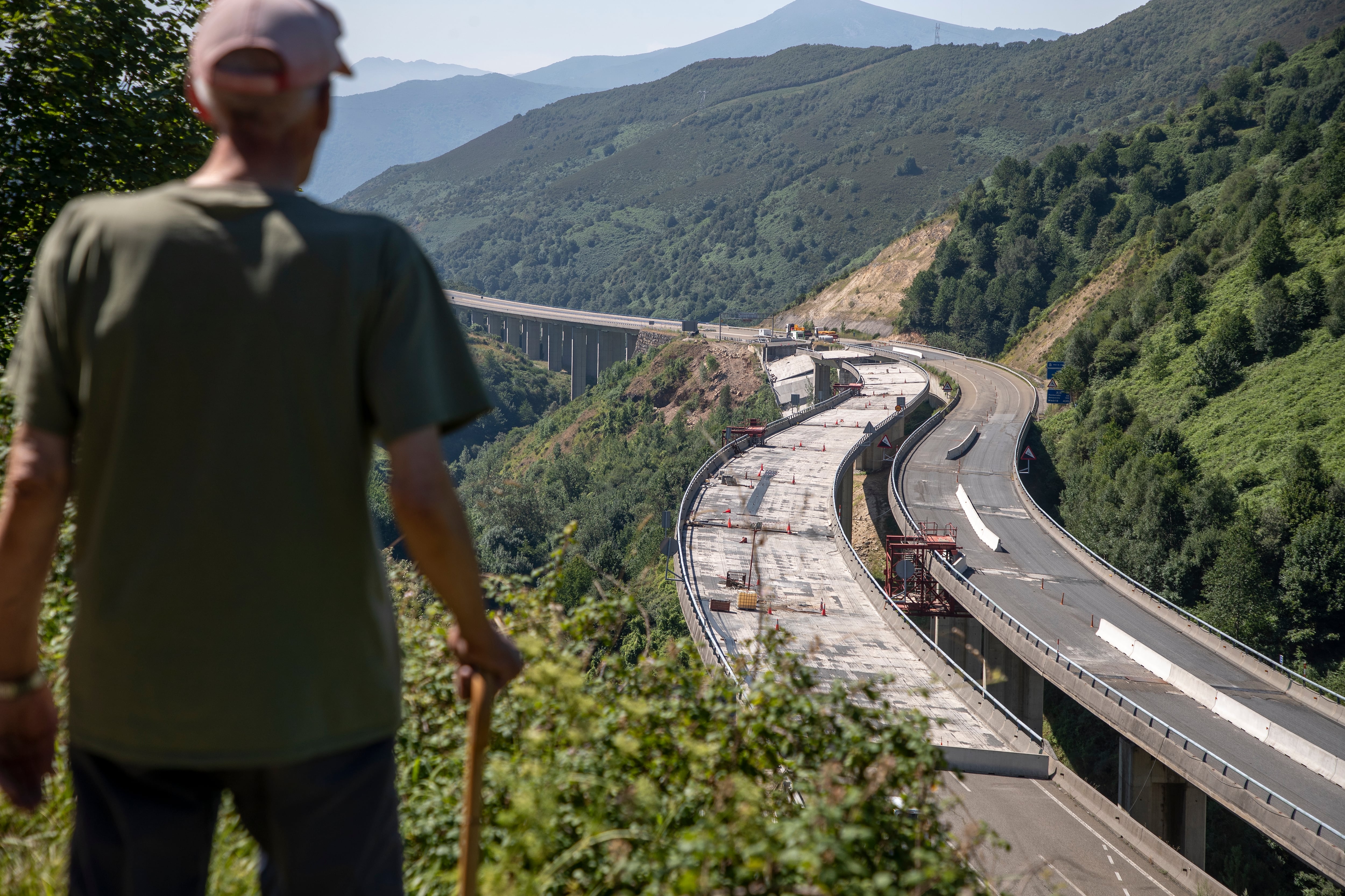 Vista de las obras de reparación de los viaductos del Castro, este miércoles, en la localidad lucense de Pedrafita. EFE/ Eliseo Trigo