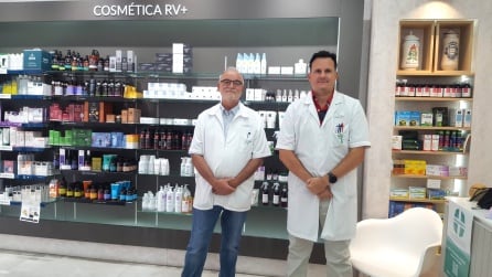 Roberto Valero y Roberto Valero Miñano, en su farmacia de Av. Reina Victoria, 13