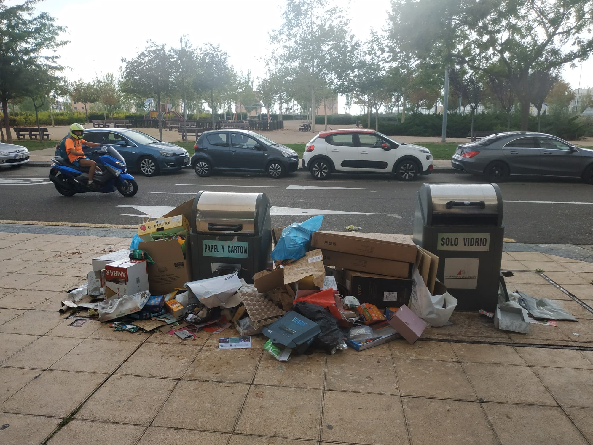 Foto que nos envía Raquel, oyente sobre la basura acumulada en Valdespartera